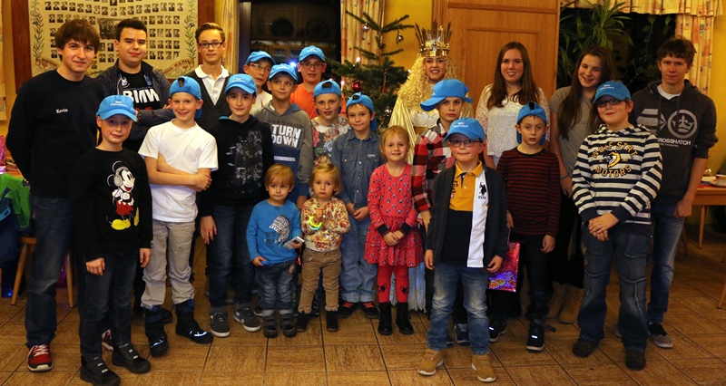 Jugendgruppe mit Röthenbacher Christkind